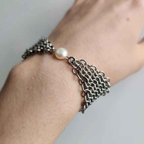 Dainty classic medieval silver chainmail bracelet with a real pearl - Picture 7 of 9
